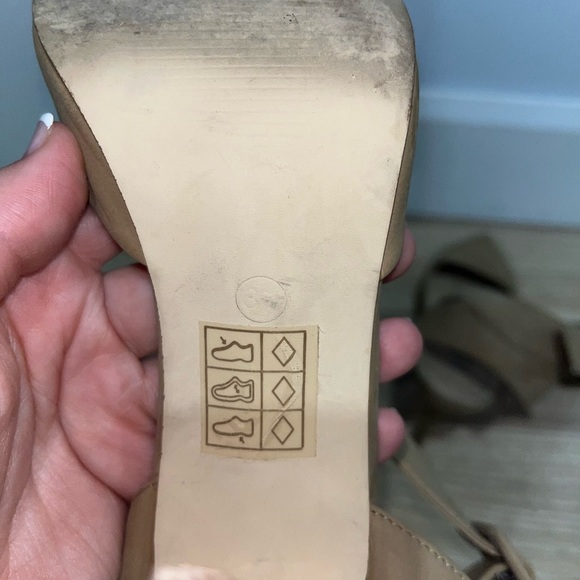 Tan heels - Picture 5 of 6